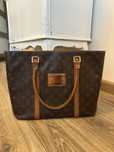 Sztywna torebka kuferek louis vuitton