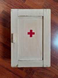 Stara, drewniana szafka medyczna. Apteczka PRL