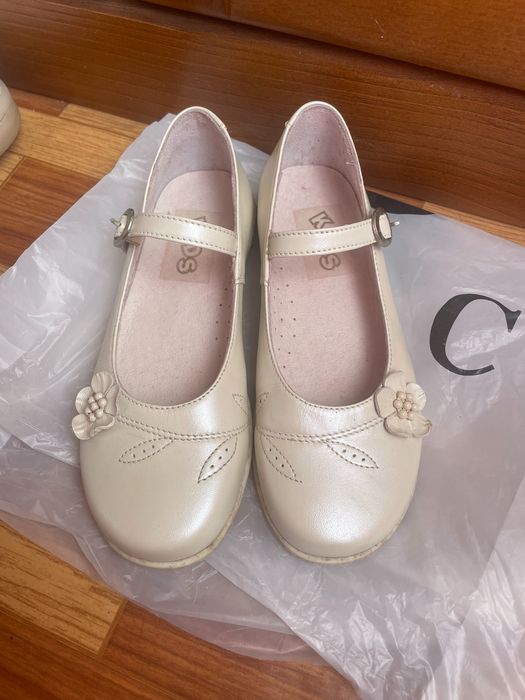 Sandálias bejes tamanho 30