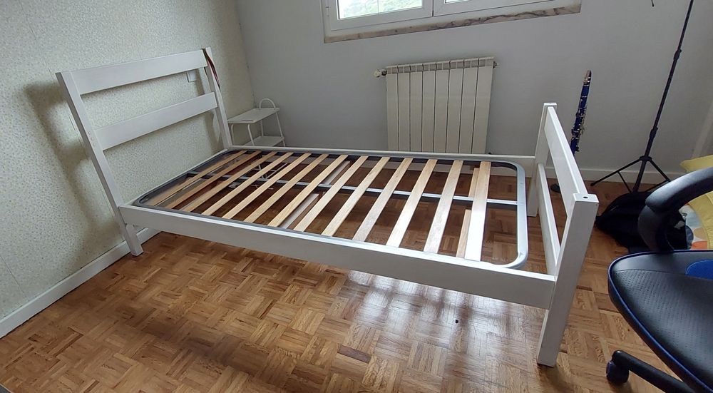 Cama Single de madeira com estrado e colchão ortopédico