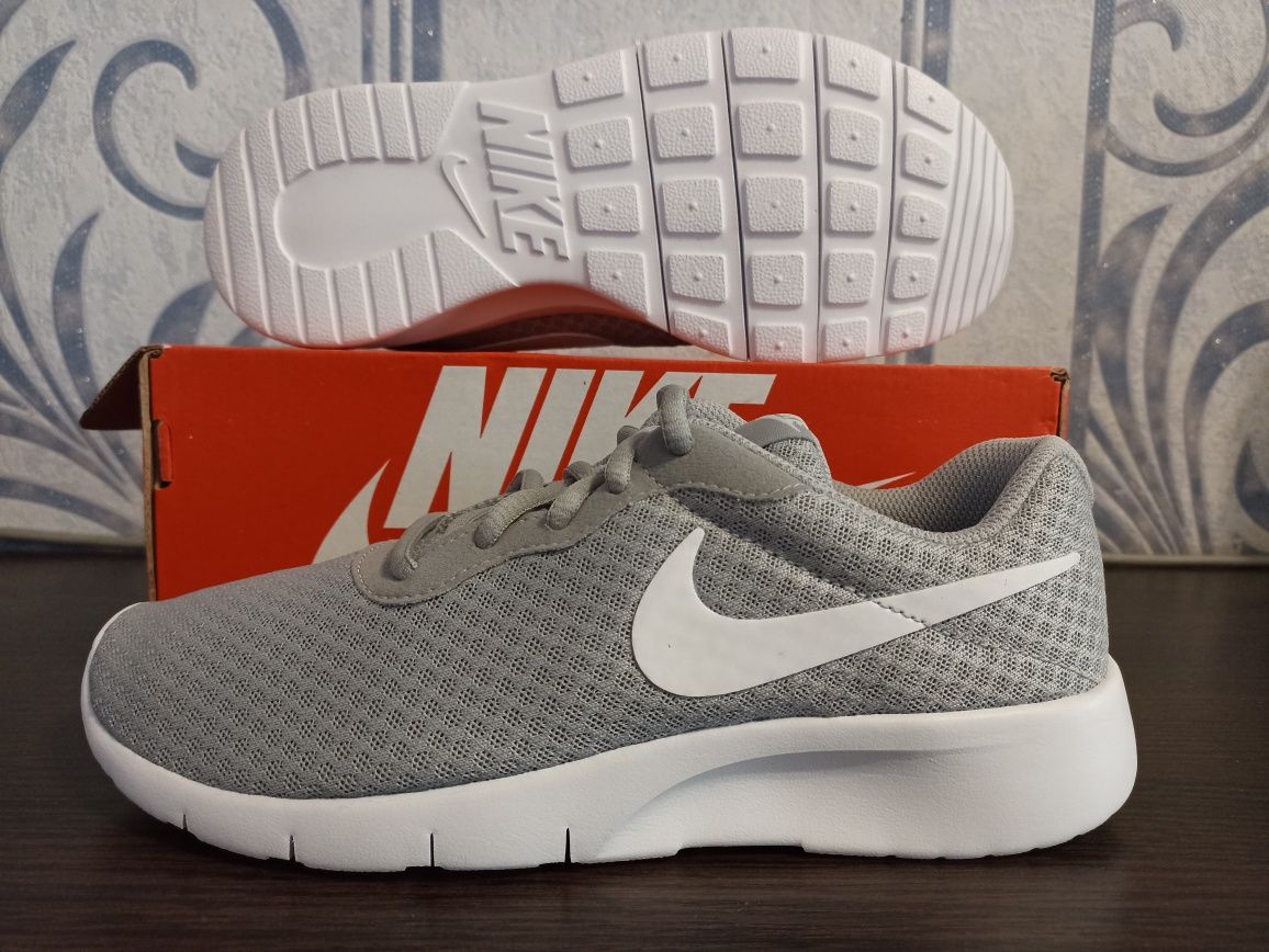 Жіночі кросівки | Женские кроссовки Nike Tanjun 38 р.