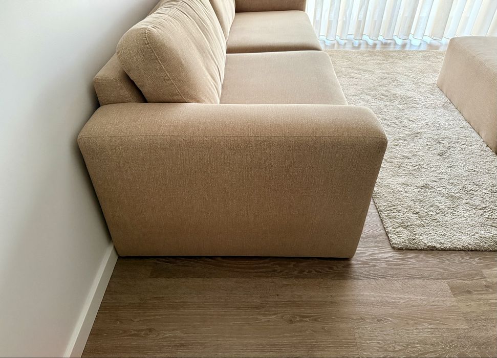Sofá novo bege com tecido anti gato