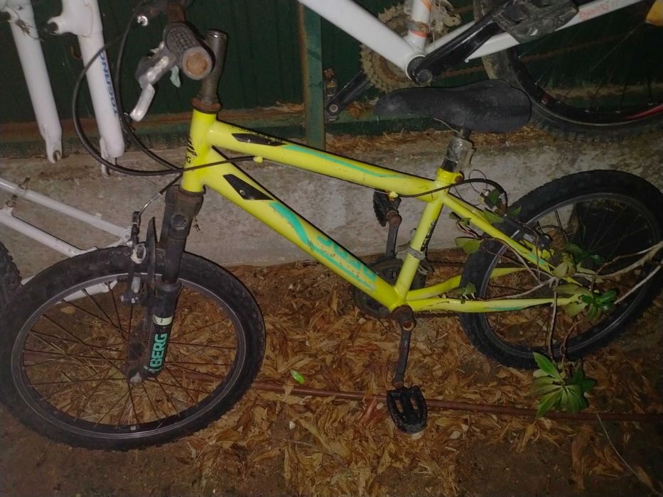 Vende-se (lê o anúncio)