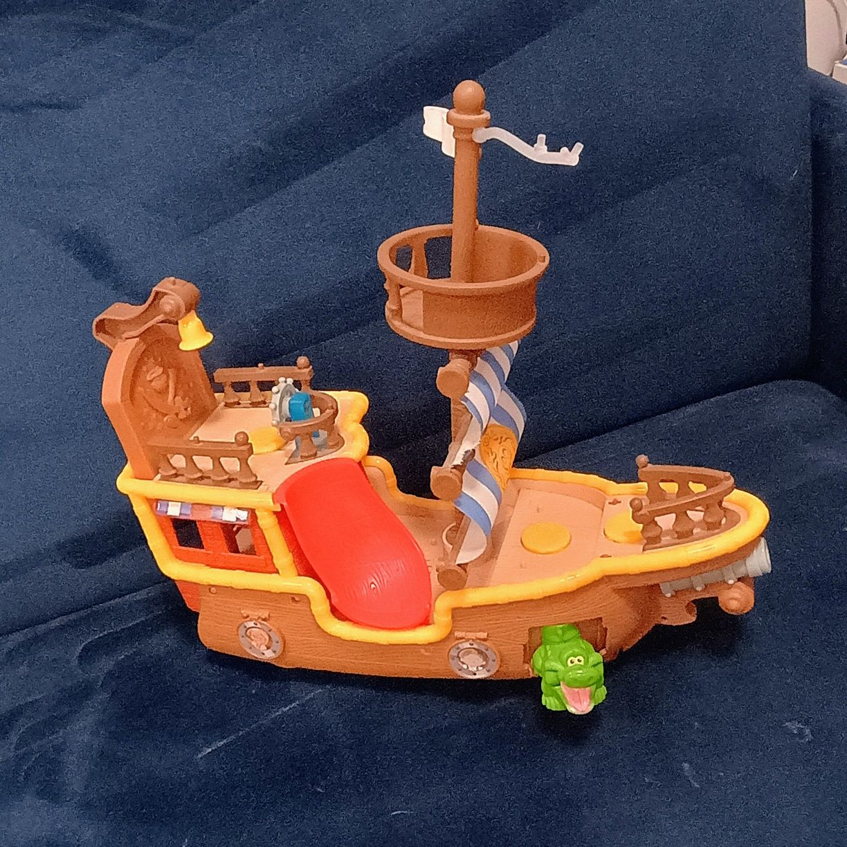 Statek z bajki Jack i piraci z Nibylandii