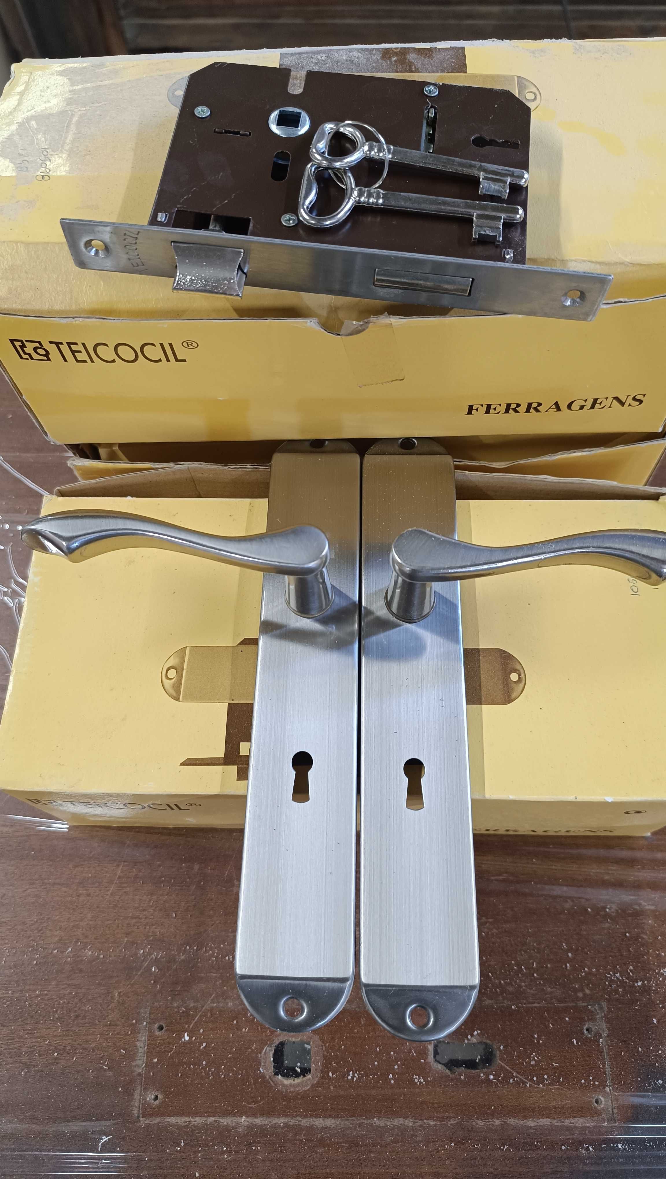 Puxadores de porta e fechaduras novos