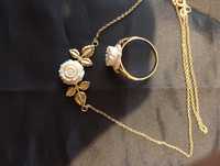 Złoty łańcuszek i pierścionek z różą.