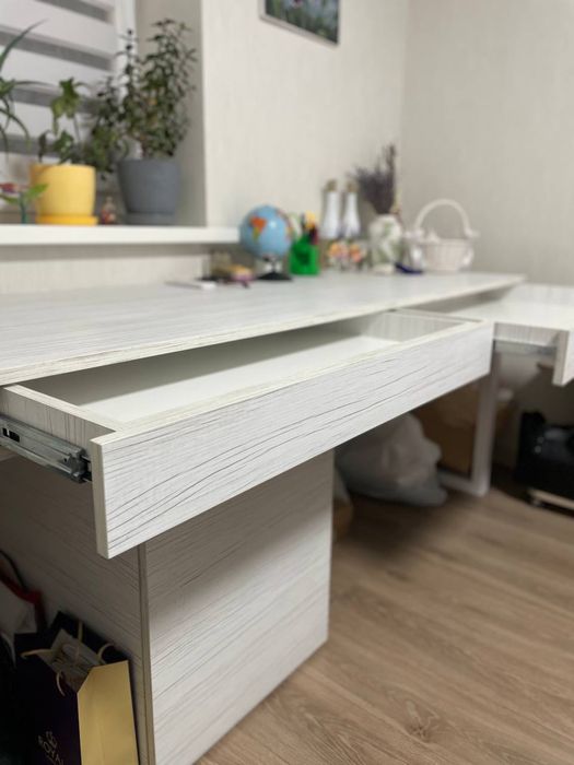 Продається компʼютерний стіл для 2-ох