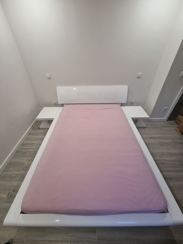Cama de Casal em Branco Lacado com Brilho