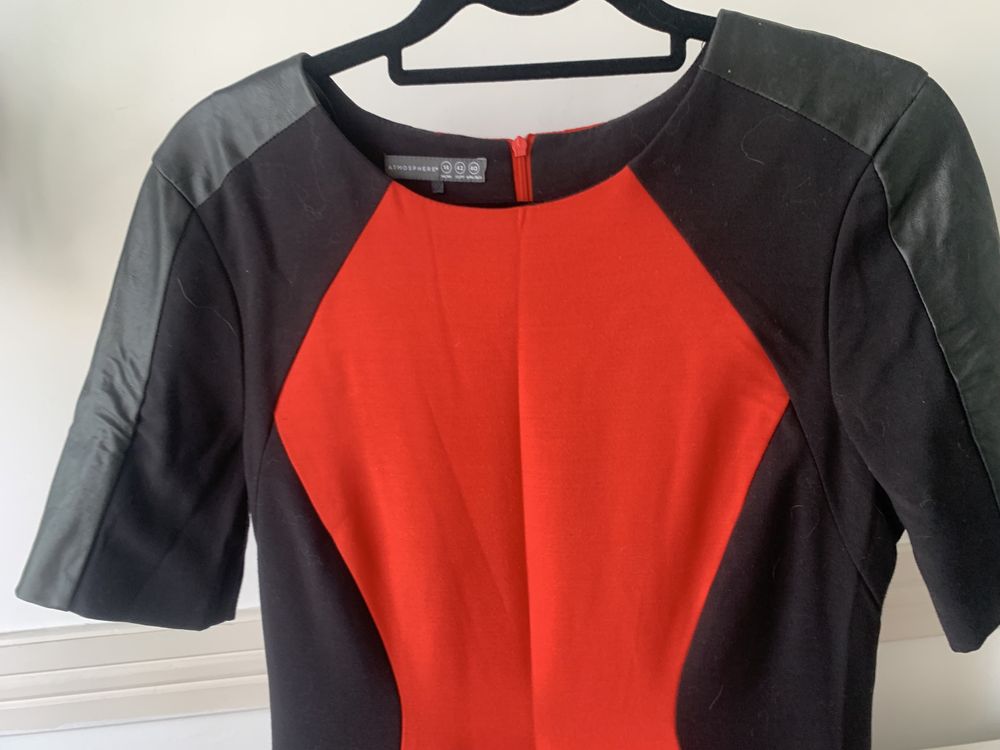 Vestido vermelho e com as laterais  em preto