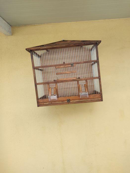 Gaiola artesanal em formato de casa grande