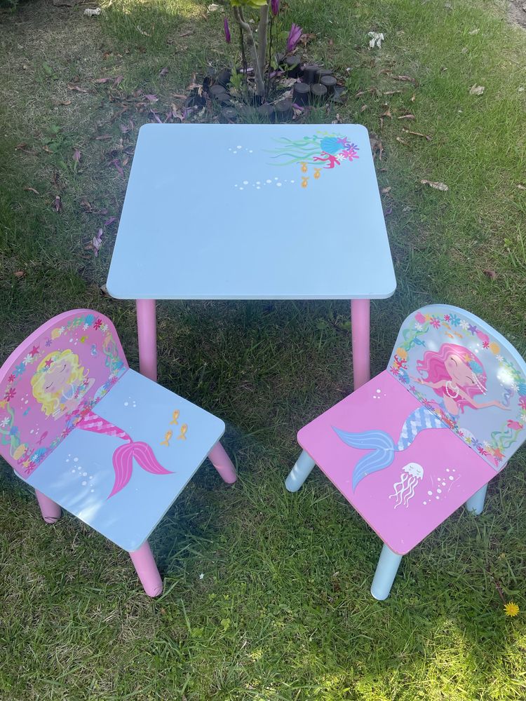 Stolik z krzesełkami dla dziewczynki