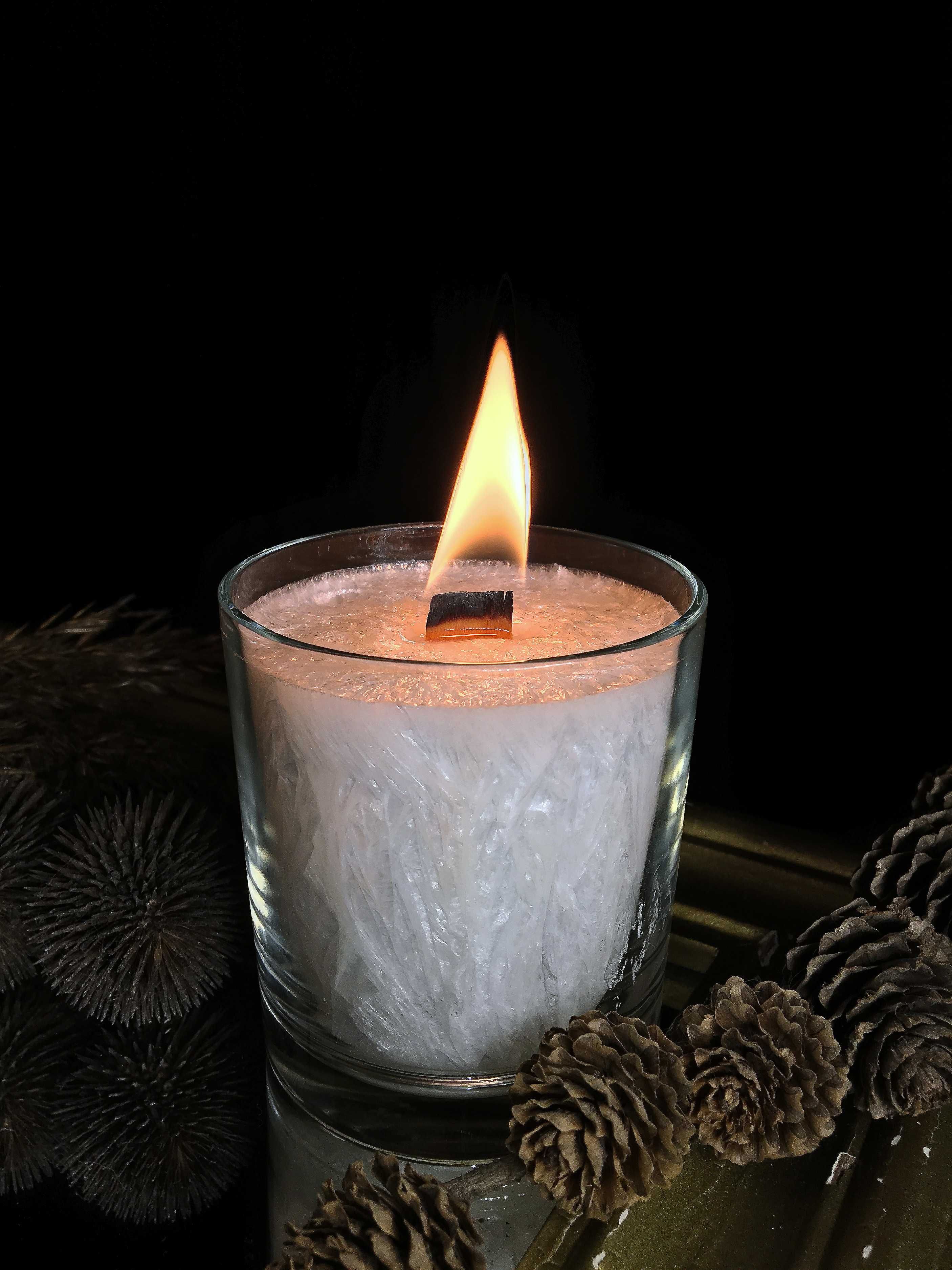 Свічка з пальмового воску з дерев'яним гнотом