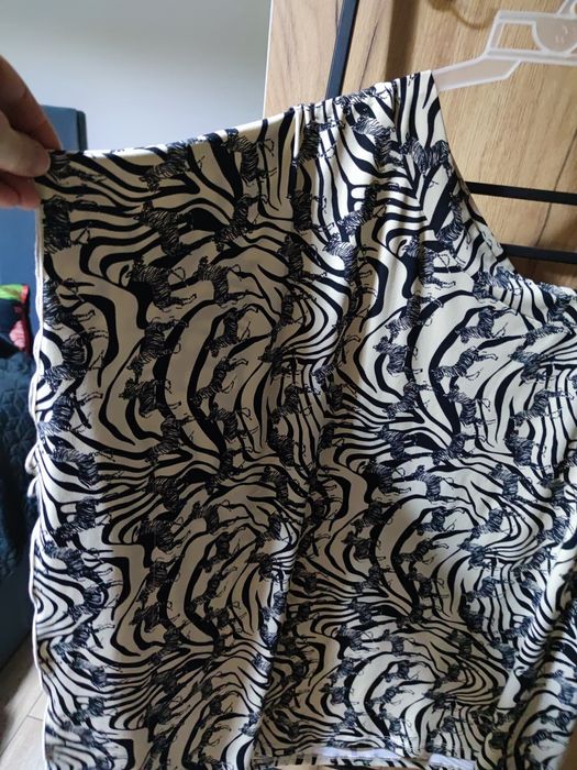 Bluzka z jednym ramiączkiem. Fason nietoperz. Deseń w zebry.