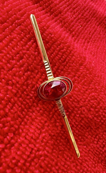 Золотая брошь с фианитом из красного золота 583 проба