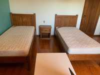 Duas camas com colchão e estrado (90x200)