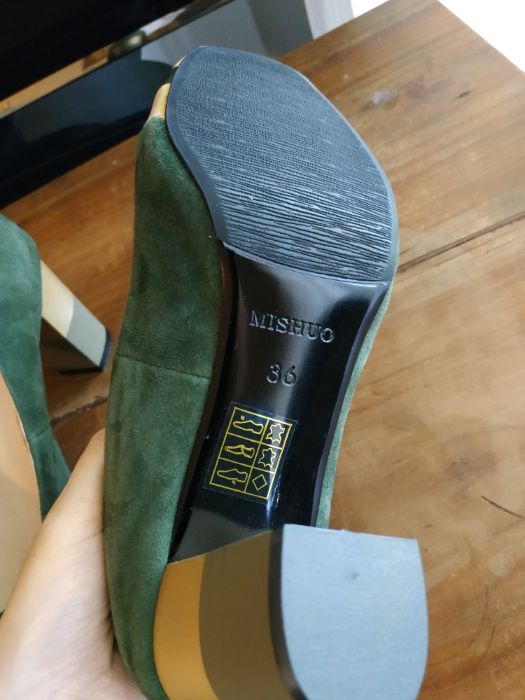 Sapatos tacão camurça e pele