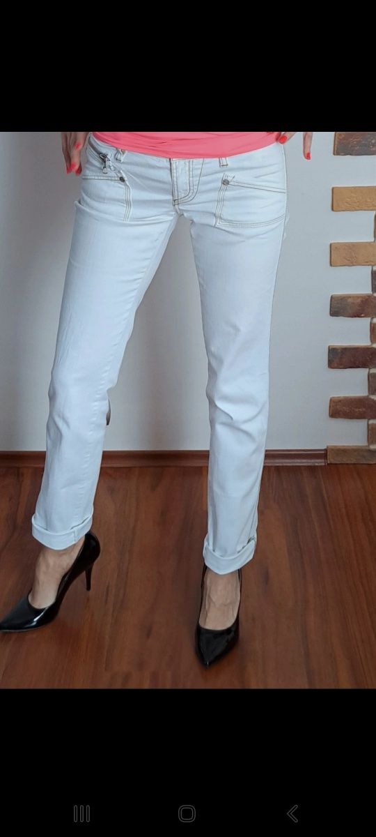 Białe spodnie jeansy damskie