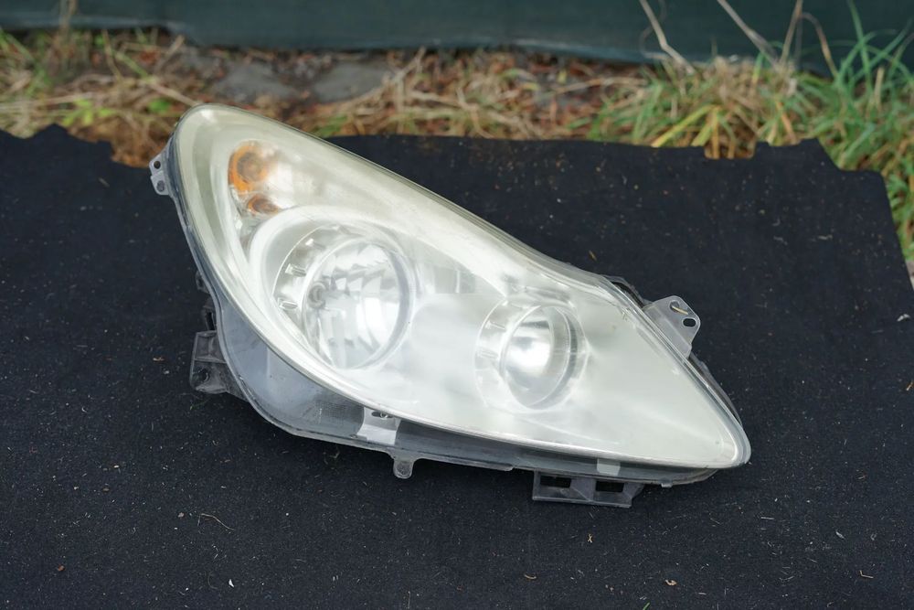 Lampa przód przednia prawa Opel Corsa D 13186384 Anglik