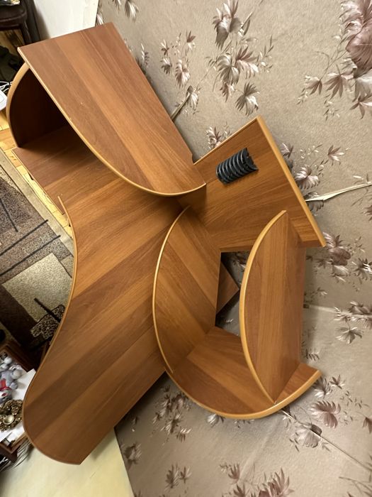 Кутовий компʼютерний стіл