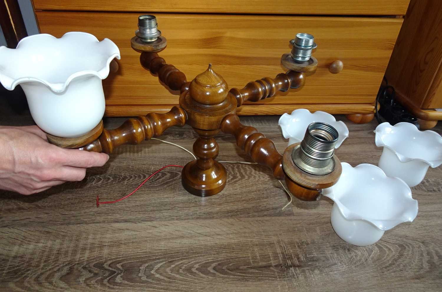 Drewniana lampa wisząca sufitowa 4 klosze szklane