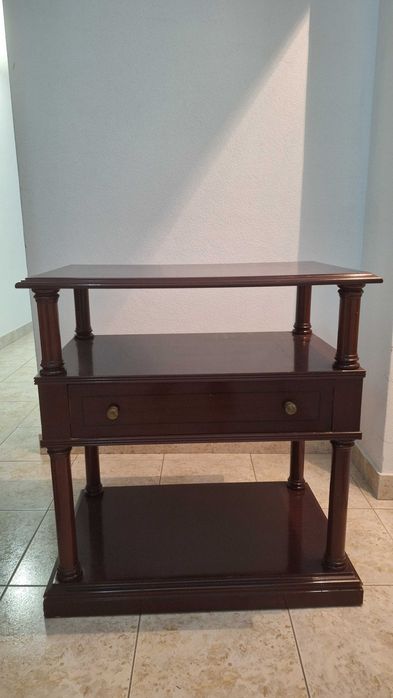 Mesa de televisão castanho escuro