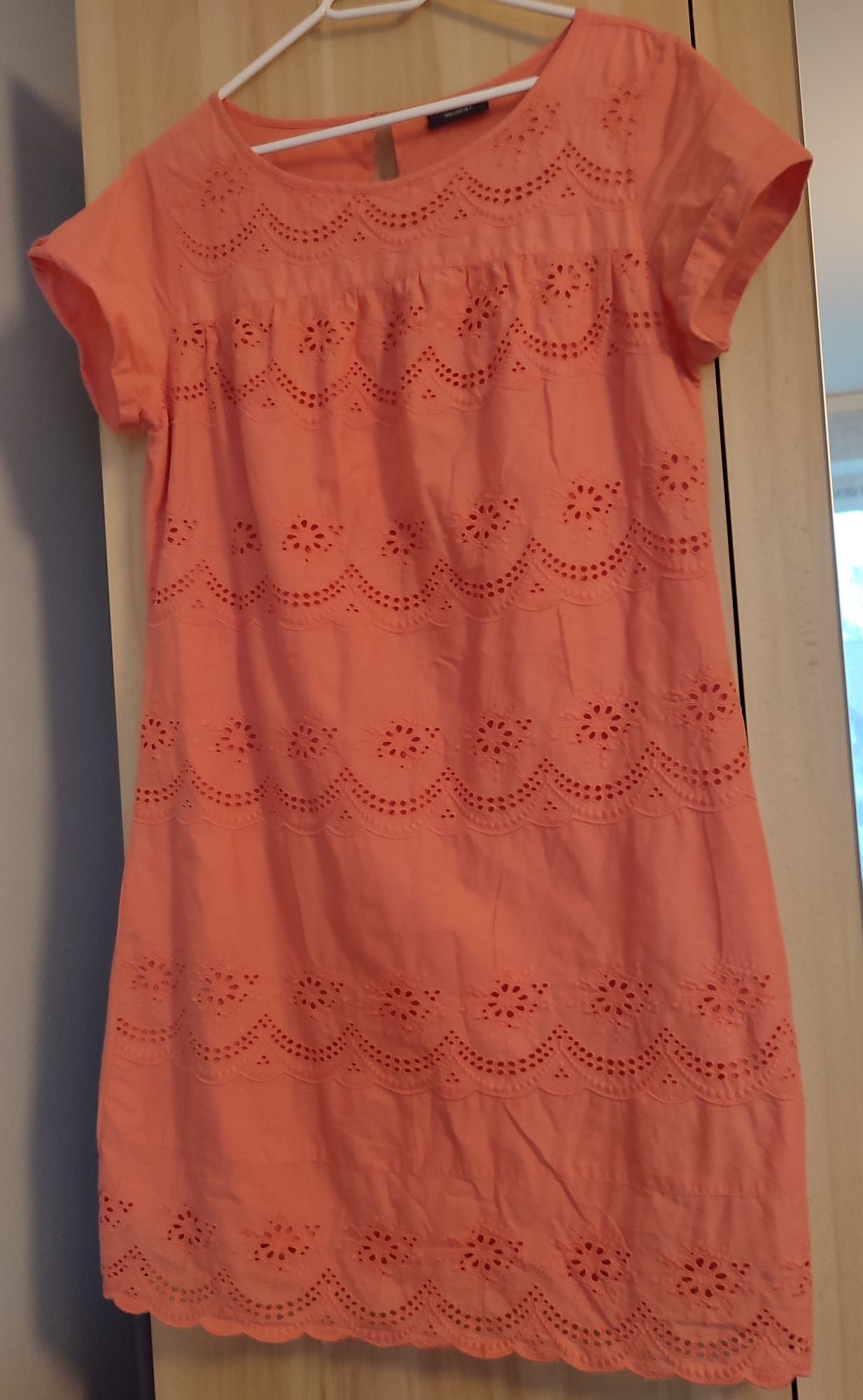Sukienka brzoskwiniowa haftowana 42