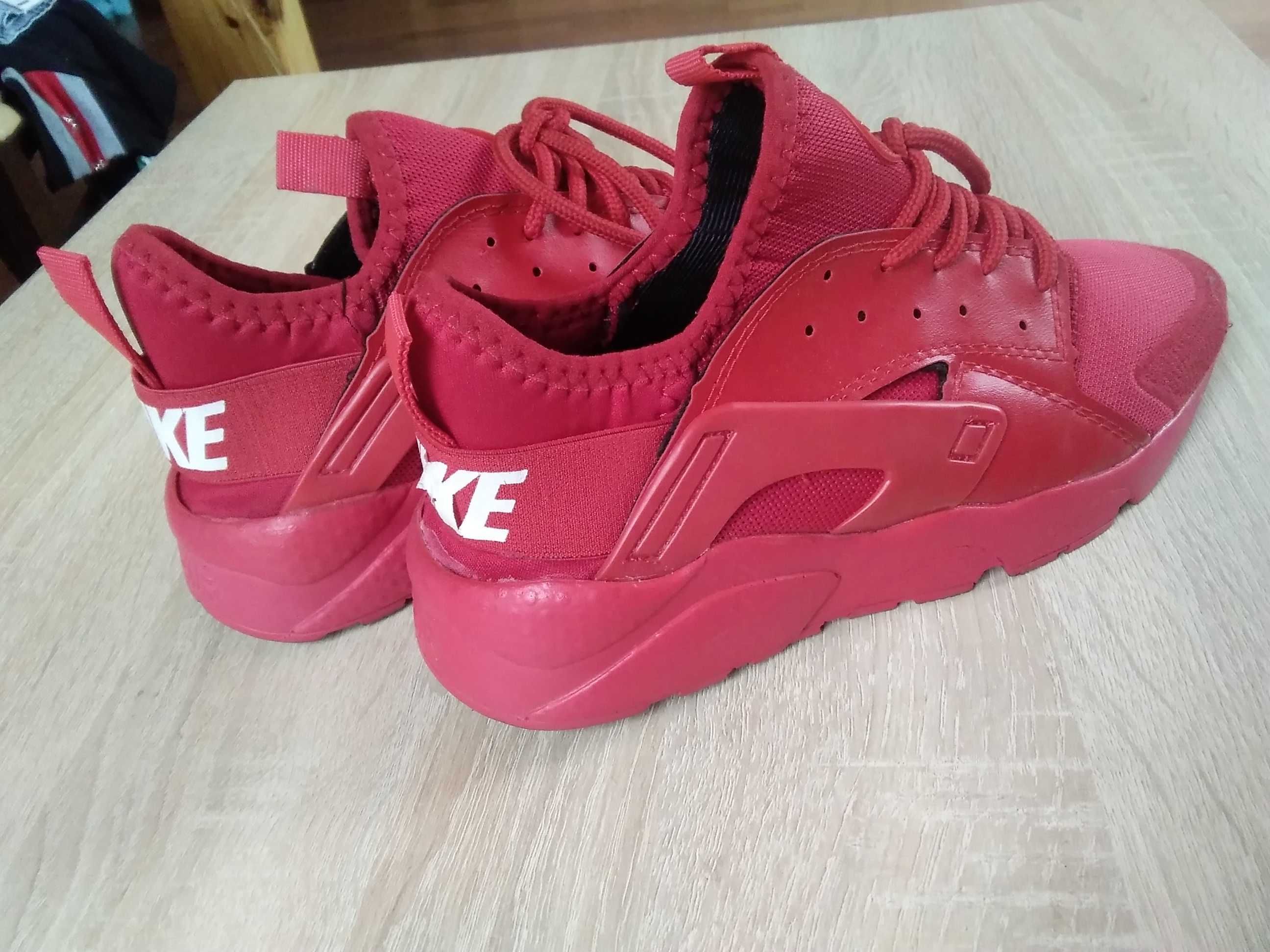 czerwone buty Nike
