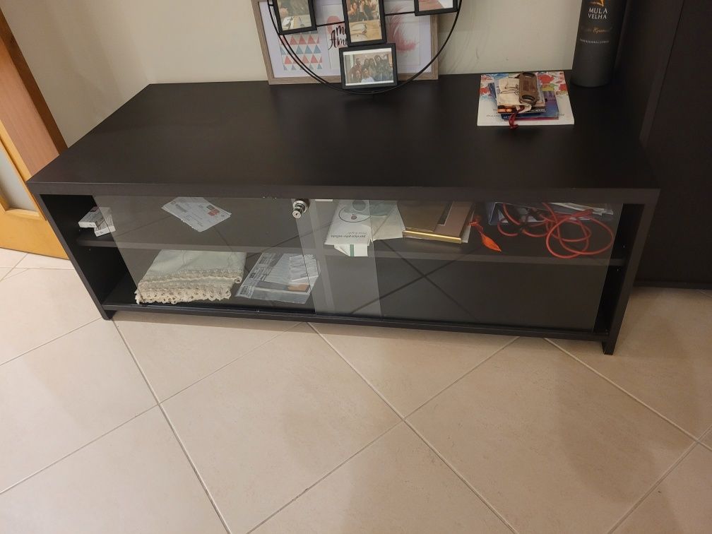 Movel tv preto com cristaleira