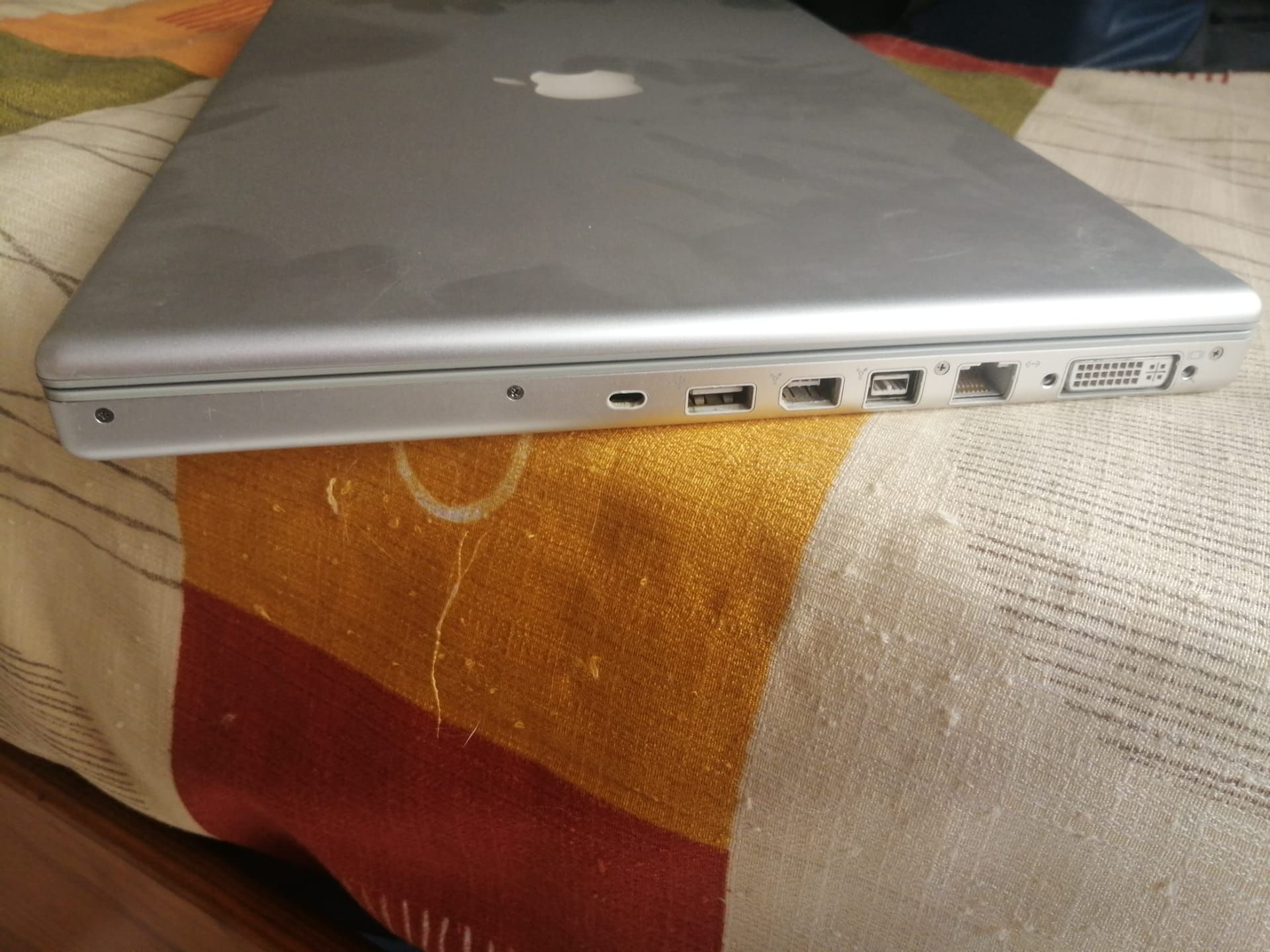 MacBook pro a funcionar  todo em alumínio sem bateria