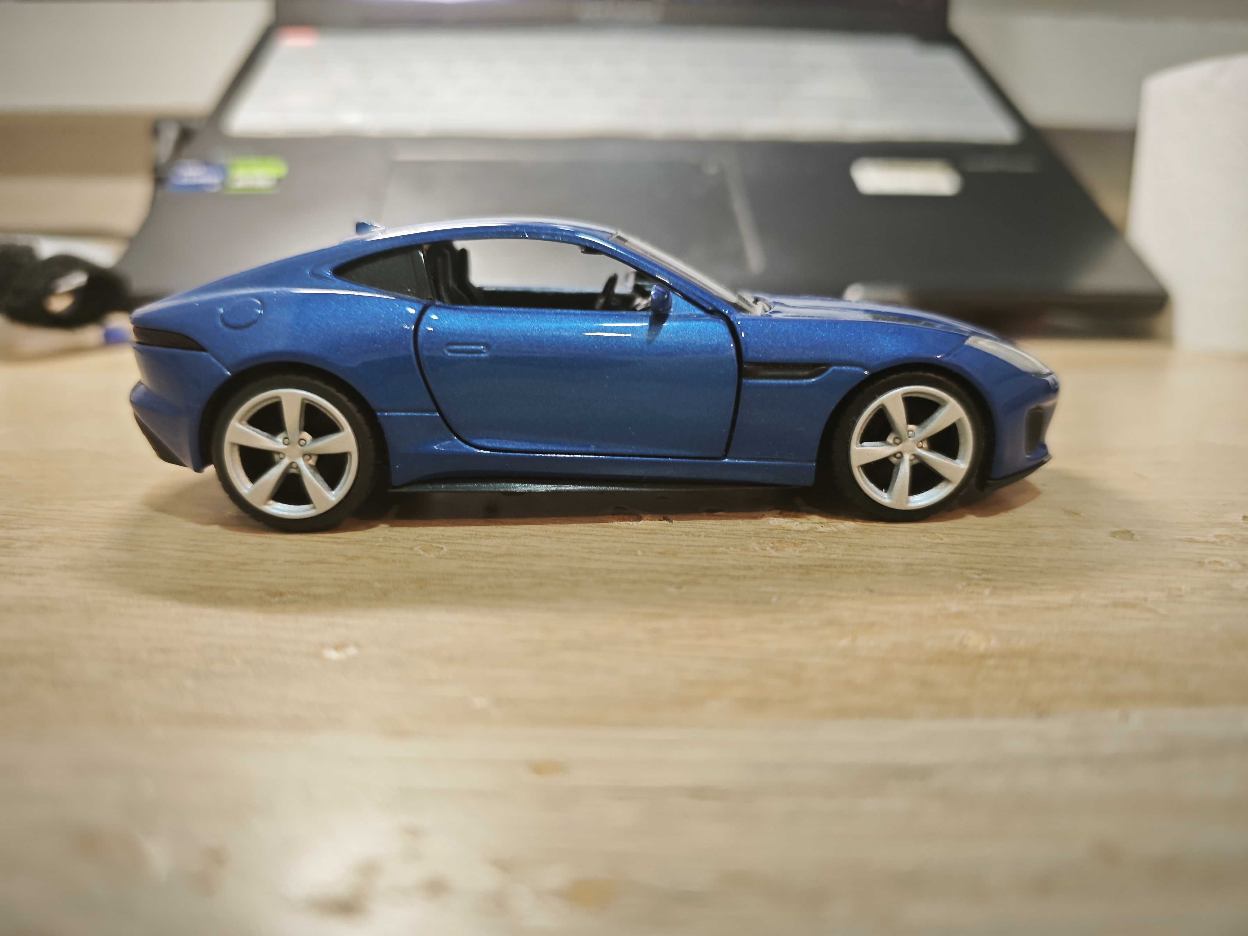 1/36 Jaguar F-Type miniatura