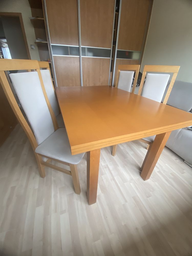Stół rozkaldany plus 4 krzesla tapicerowane