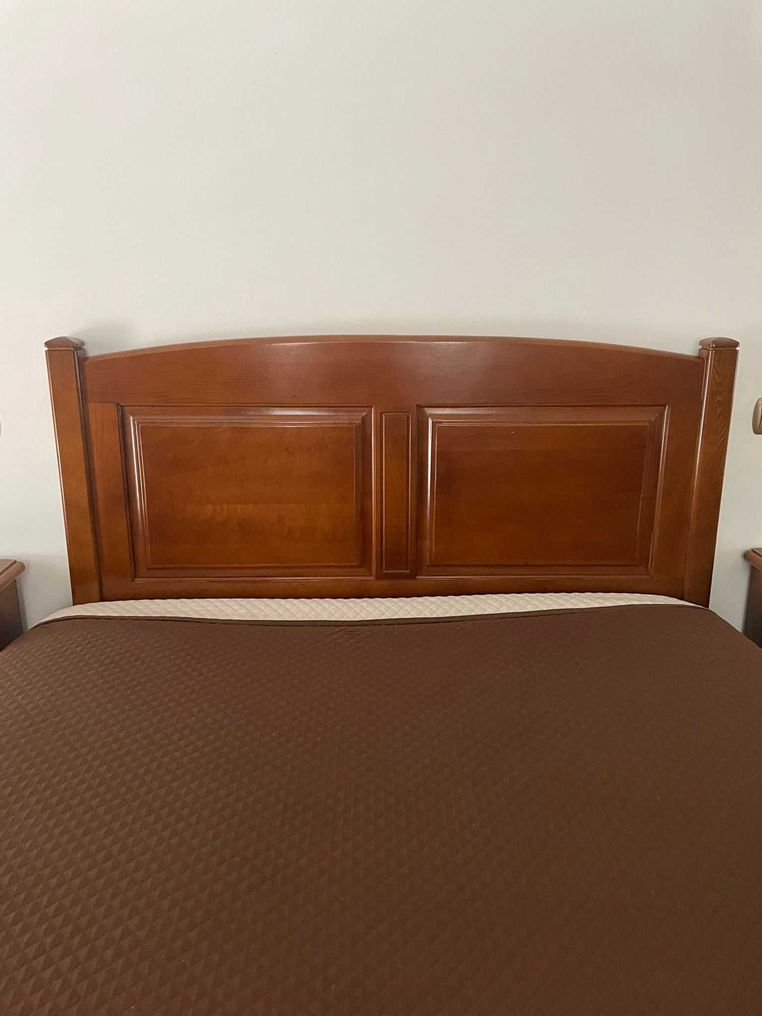 Quarto completo: cama, 2 mesas de cabeceira e 1 cómoda