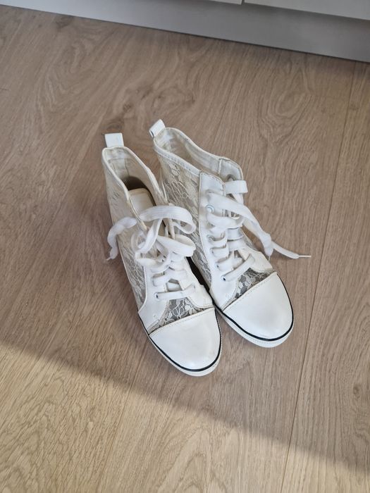 Trampki ślubne z koronką białe/ecru na koturnie, na wesele