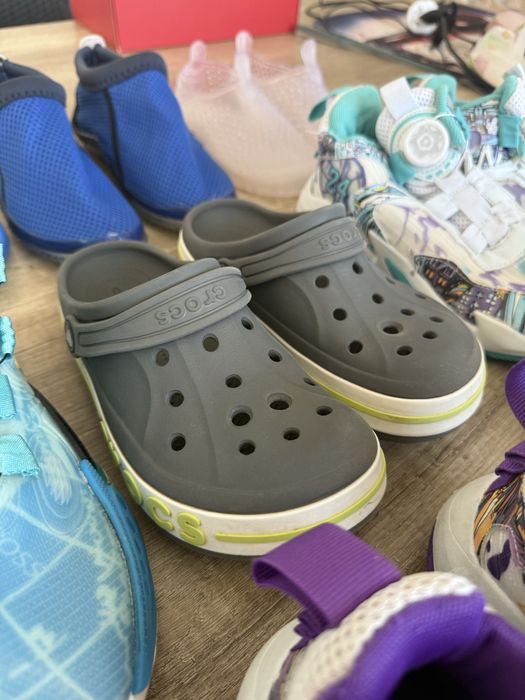 Дитяче взуття 31-35р. Кросівки крокси crocs шльопанці коралки