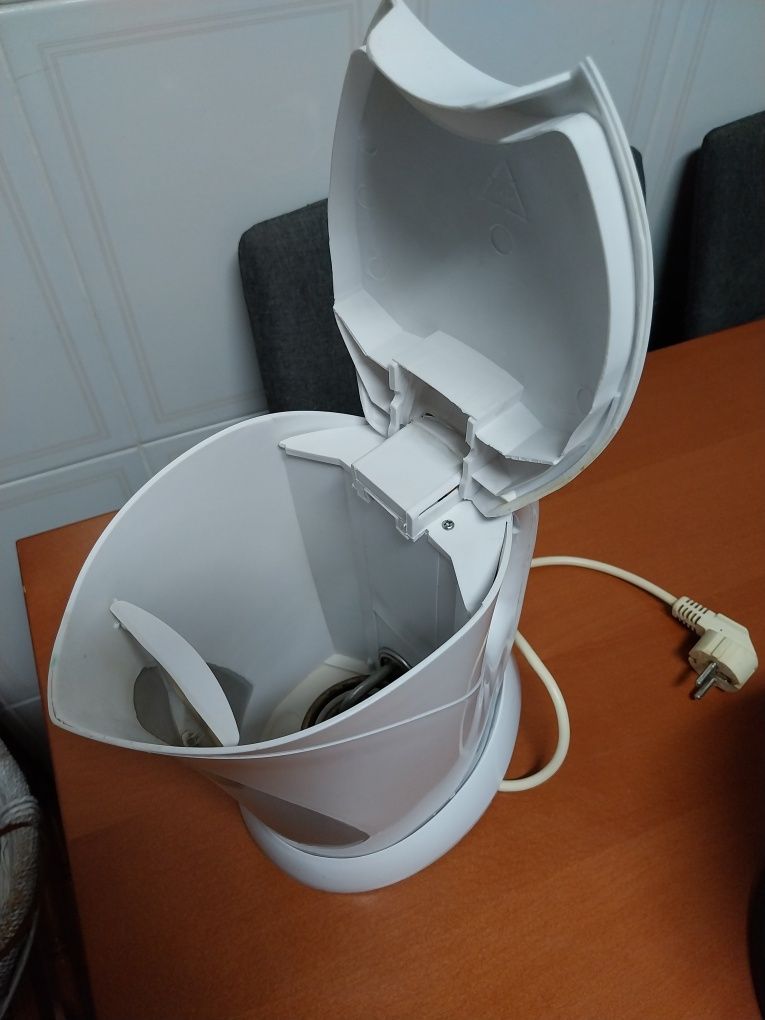Cafeteira eléctrica cor branca