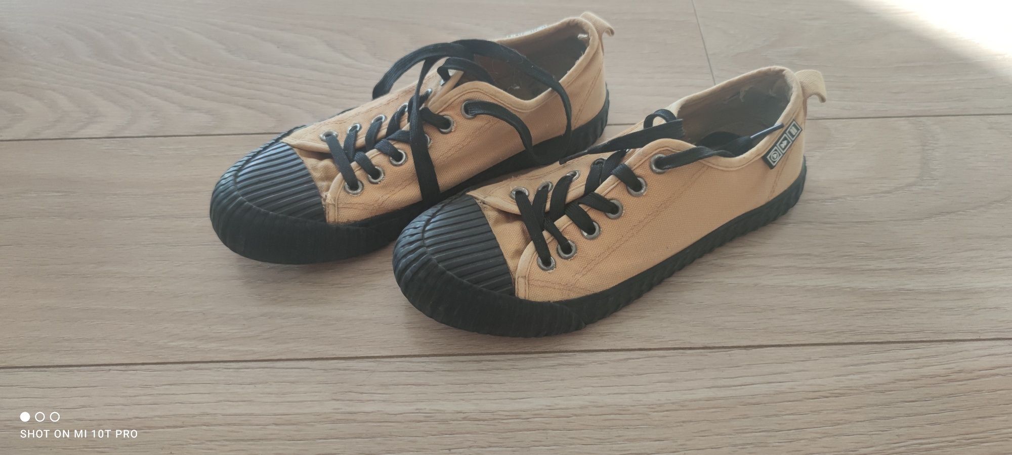 Buty trampki chłopięce r. 36