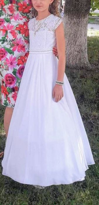 Білосніжна красива сукня на причастя