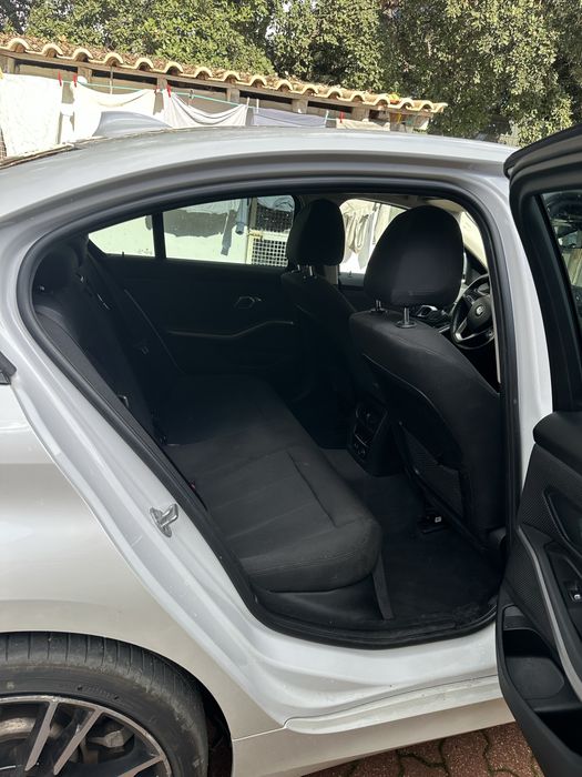 Carro BMW 330e branco