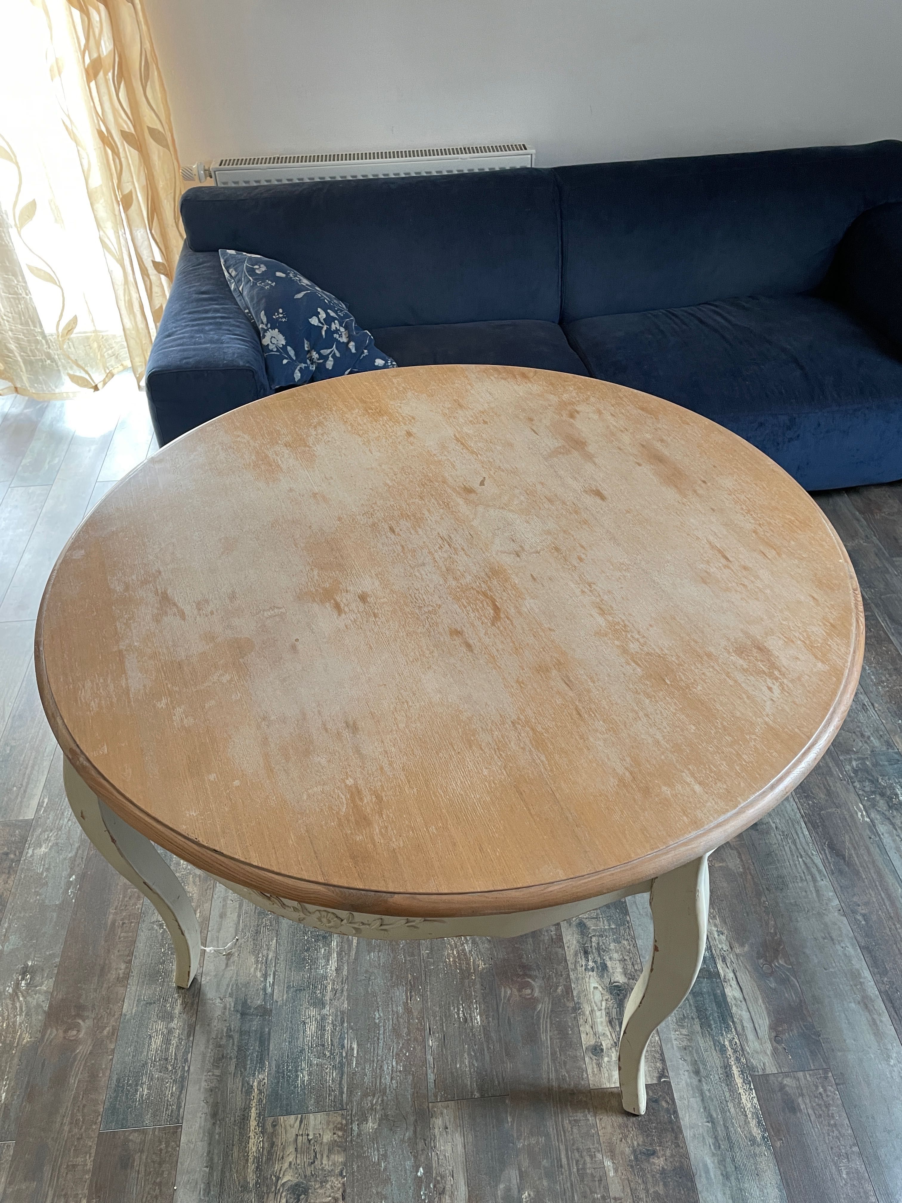 Okrągły stół w stylu rustykalnym