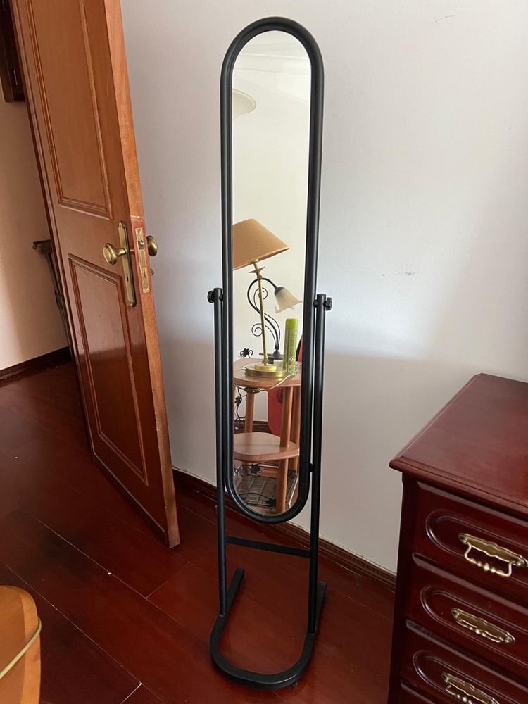 Espelho de Chão com estrutura em preto