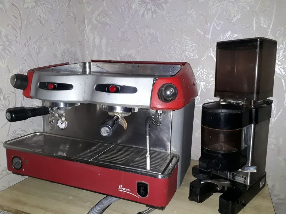 Професійна двухпостова кавомошина та бункерна кавомолка