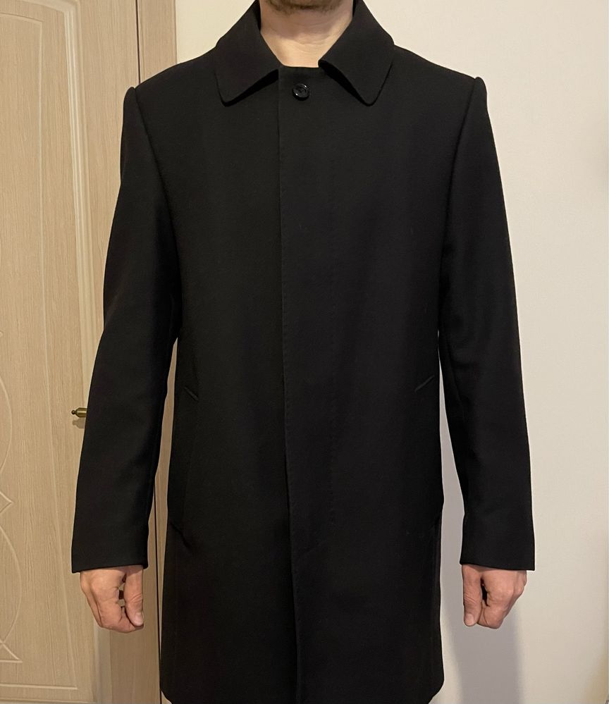 Мужское пальто черного цвета
