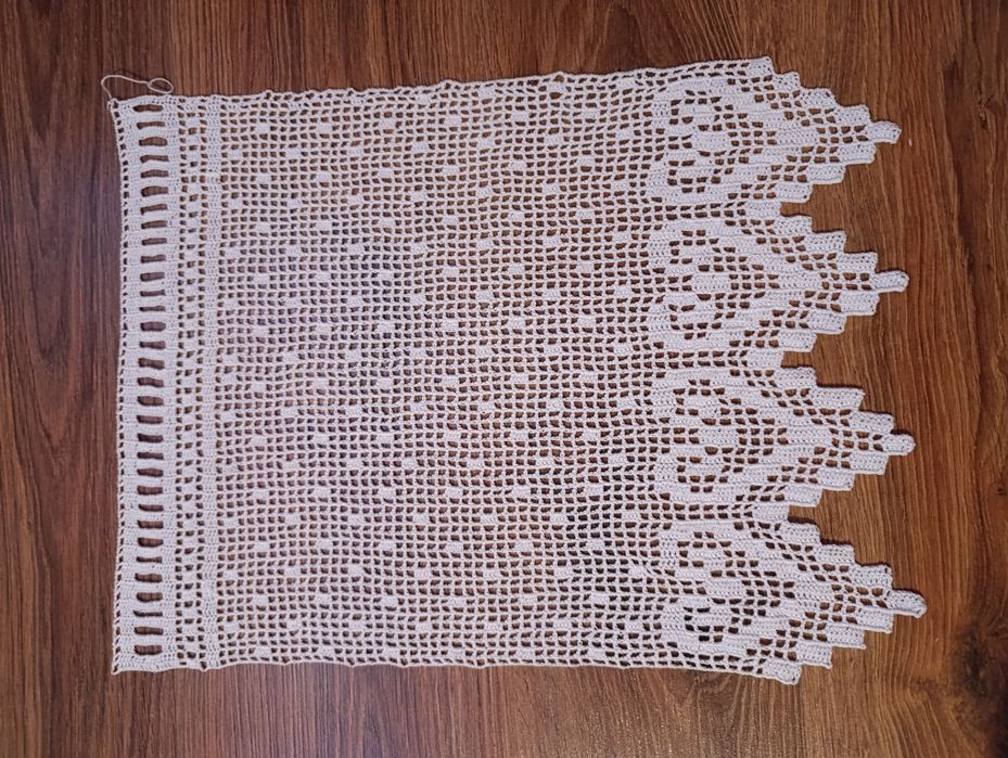 Ręcznie szydełkowana firanka zazdrostka