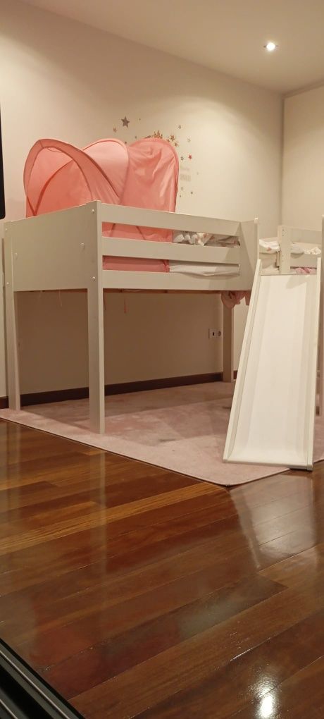 Cama alta com escorrega para criança