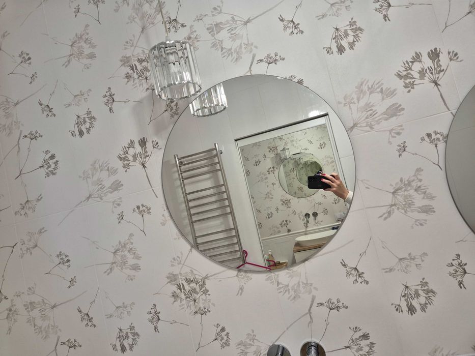 Okrągłe lustro bez ramy