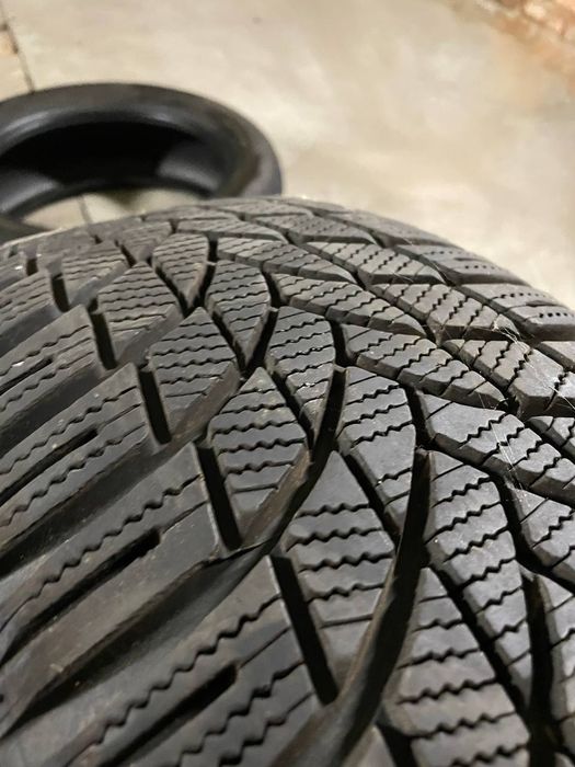 Зимова резина 215/55 R17 в чудовому стані