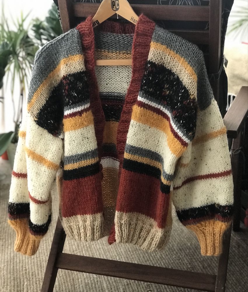 Krótki kardigan sweter zrobiony na drutach pasy jesienny