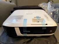Nowy projektor Epson EB-FH52