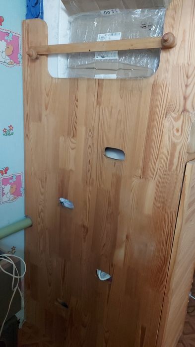 Кровать из натурального дерева. Матрас новенький 1.6 на 2.0