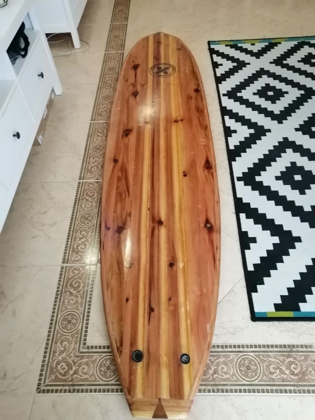 Pranchas surf  feitas artesanalmente em madeira oca